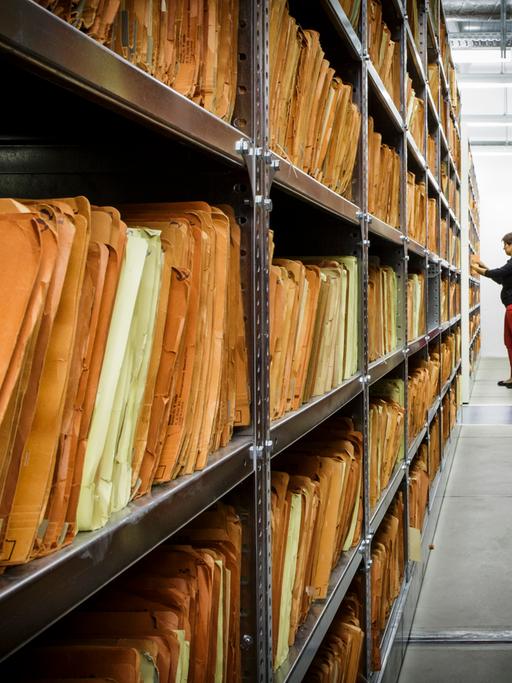 Eine Mitarbeiterin im Archiv der Stasi-Unterlagenbehörde in Berlin Lichtenberg