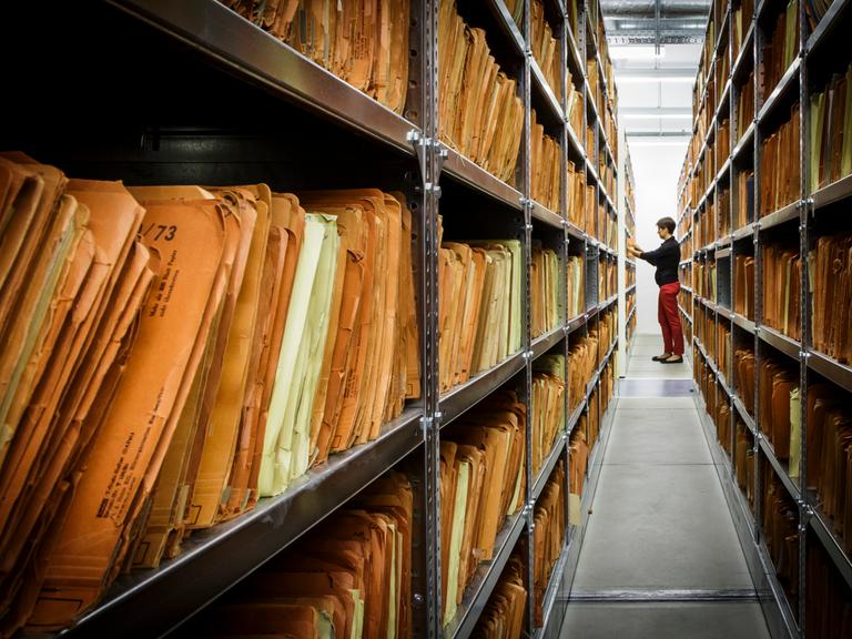 Eine Mitarbeiterin im Archiv der Stasi-Unterlagenbehörde in Berlin Lichtenberg