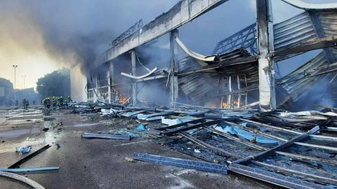 Ukraine, Krementschuk: Auf diesem Foto, das aus einem Video des staatlichen ukrainischen Notdienstes stammt, versuchen Feuerwehrleute, den Brand in einem Einkaufszentrum in der zentralukrainischen Stadt Krementschuk zu löschen, das nach einem Raketenangriff in Flammen stand. 