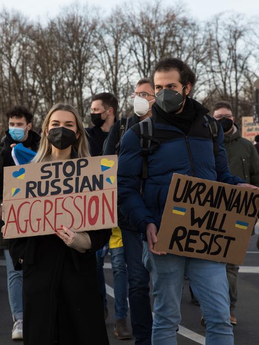 Demonstrierende Menschen in Berlin, die gegen den Krieg in der Ukraine auf die Straße gehen. 