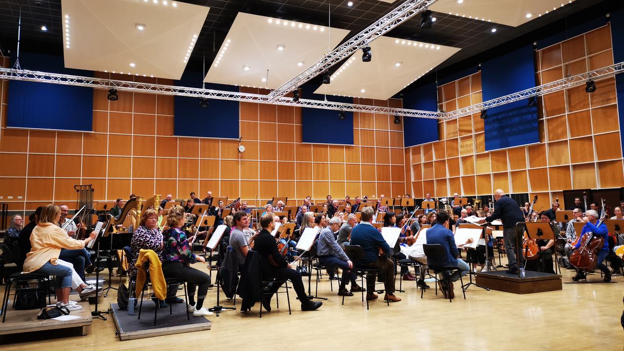 Die Musikerinnen und Musiker des MDR Sinfonieorchesters bei einer Probe Die Musikerinnen und Musiker des MDR Sinfonieorchesters bei einer Probe