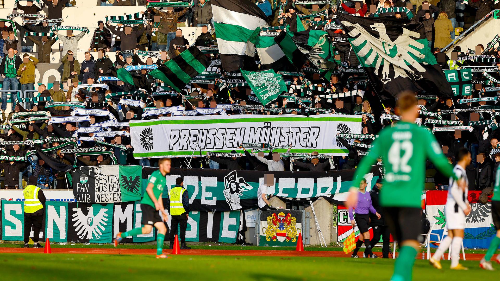 Fans von Preußen Münster stehen auf einer Tribüne Fans von Preußen Münster stehen auf einer Tribüne