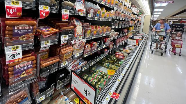 Menschen kaufen in einem Supermarkt in den USA ein.
