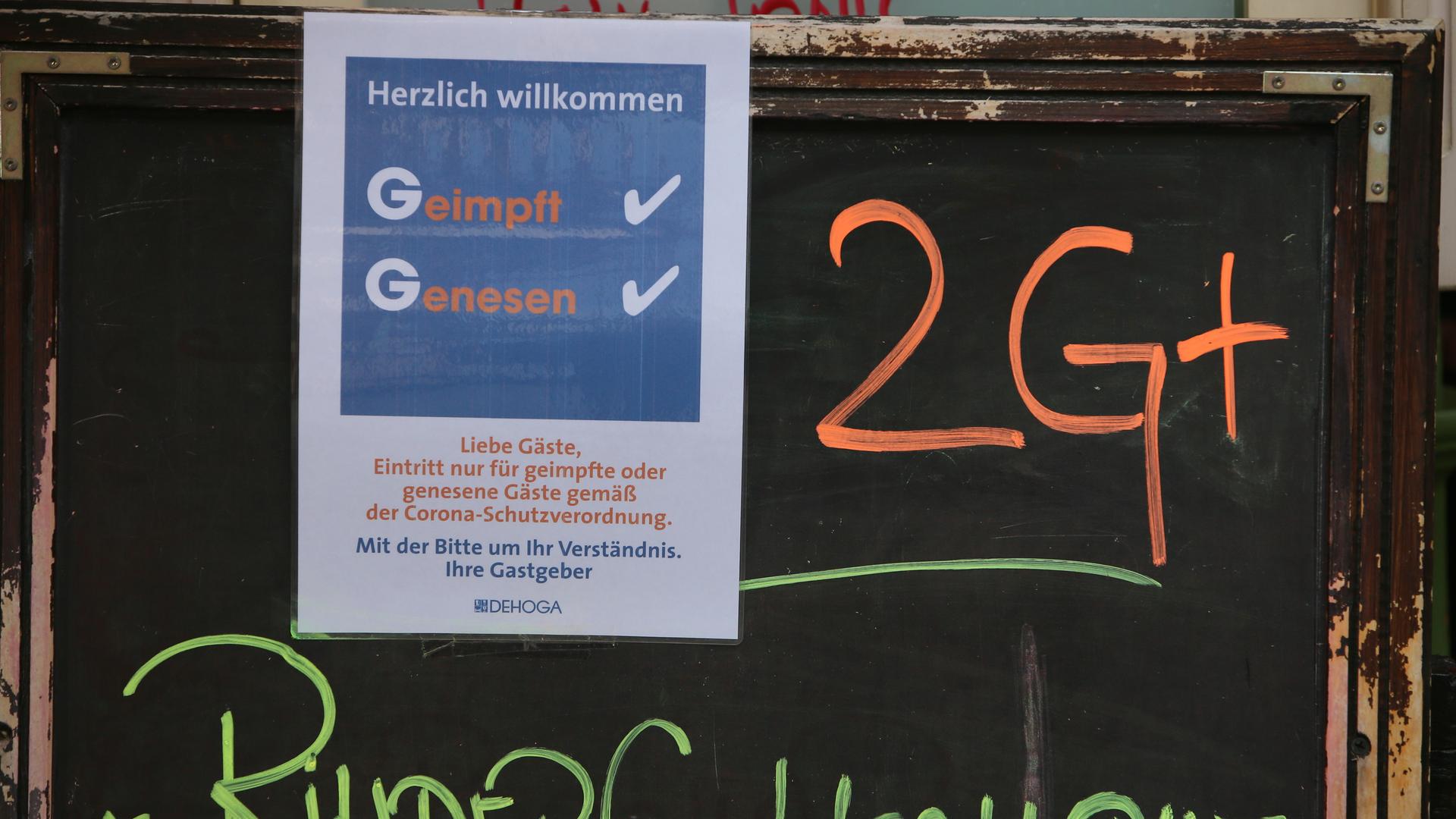 Infektionsschutz-Maßnahmen gegen das Coronavirus: Hinweisschild auf 2G-plus-Einlassregel Infektionsschutz-Maßnahmen gegen das Coronavirus: Hinweisschild auf 2G-plus-Einlassregel