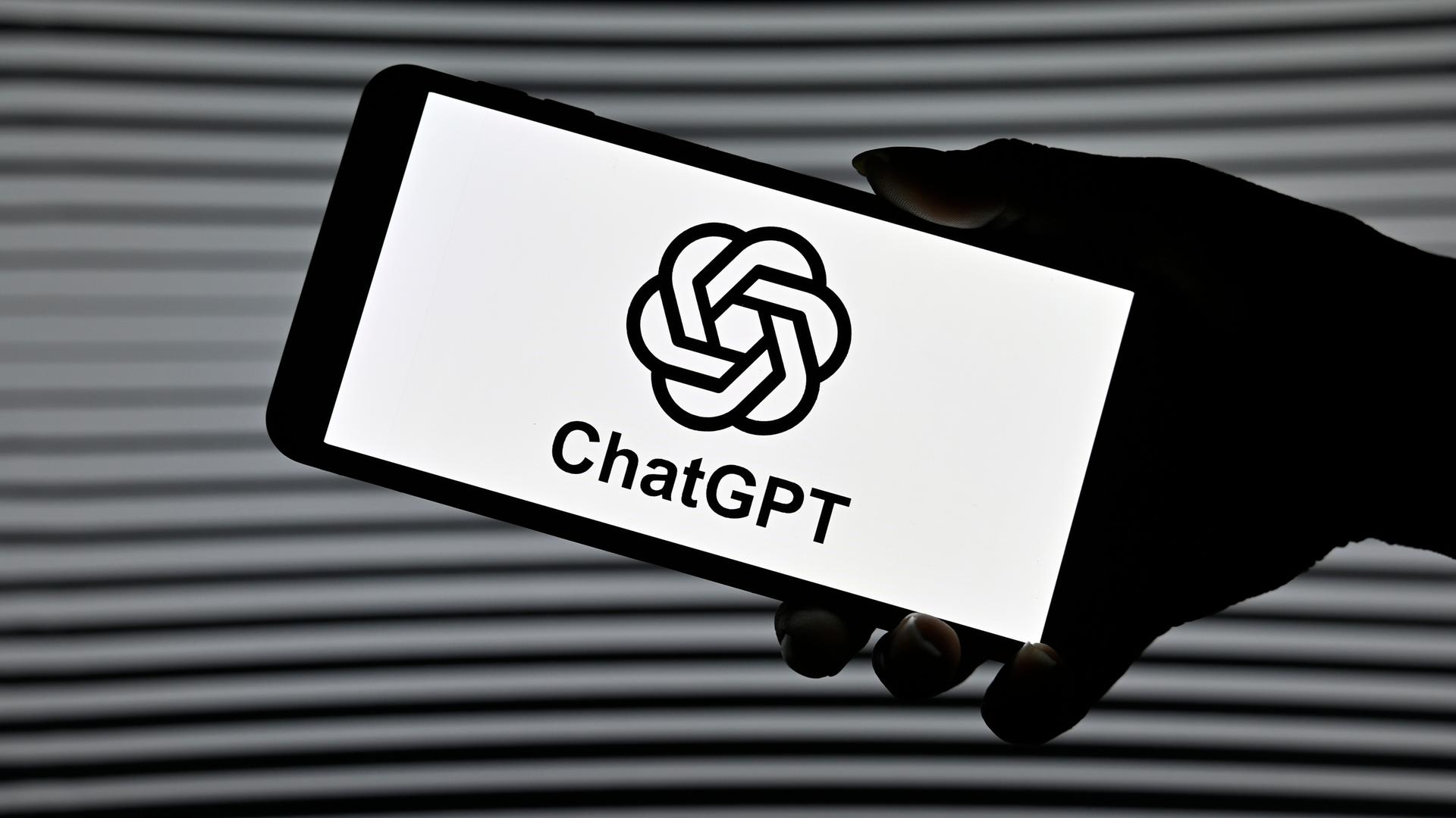 Auf einem Smartphone ist das Logo von ChatGPT zu sehen. Auf einem Smartphone ist das Logo von ChatGPT zu sehen.