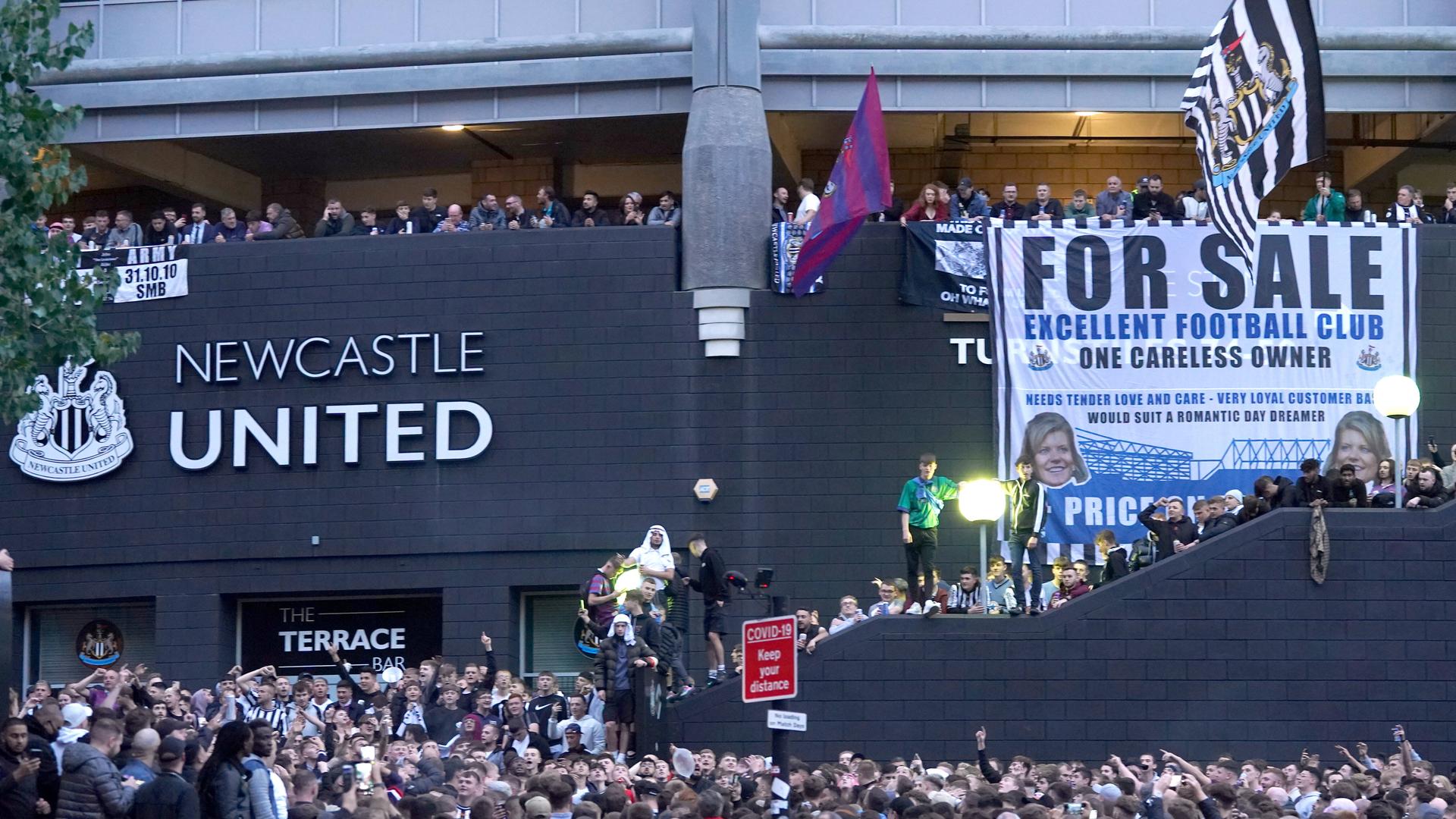 Newcastle United takeover File photo dated 07-10-2021 of Newcastle United fans celebrating at St James Park following th
Newcastle United takeover File photo dated 07-10-2021 of Newcastle United fans celebrating at St James Park following the announcement that The Saudi-led takeover of Newcastle has been approved. The end of the Mike Ashley era brought celebrations and controversy in equal measure as Newcastles new owners targeted trophies while human rights groups accused them of sportswashing human rights abuses. Issue date: Friday October 8, 2021. FILE PHOTO Use subject to restrictions. Editorial use only, no commercial use without prior consent from rights holder. PUBLICATIONxINxGERxSUIxAUTxONLY Copyright: xOwenxHumphreysx 62936913 Newcastle United takeover File photo dated 07-10-2021 of Newcastle United fans celebrating at St James Park following th
Newcastle United takeover File photo dated 07-10-2021 of Newcastle United fans celebrating at St James Park following the announcement that The Saudi-led takeover of Newcastle has been approved. The end of the Mike Ashley era brought celebrations and controversy in equal measure as Newcastles new owners targeted trophies while human rights groups accused them of sportswashing human rights abuses. Issue date: Friday October 8, 2021. FILE PHOTO Use subject to restrictions. Editorial use only, no commercial use without prior consent from rights holder. PUBLICATIONxINxGERxSUIxAUTxONLY Copyright: xOwenxHumphreysx 62936913