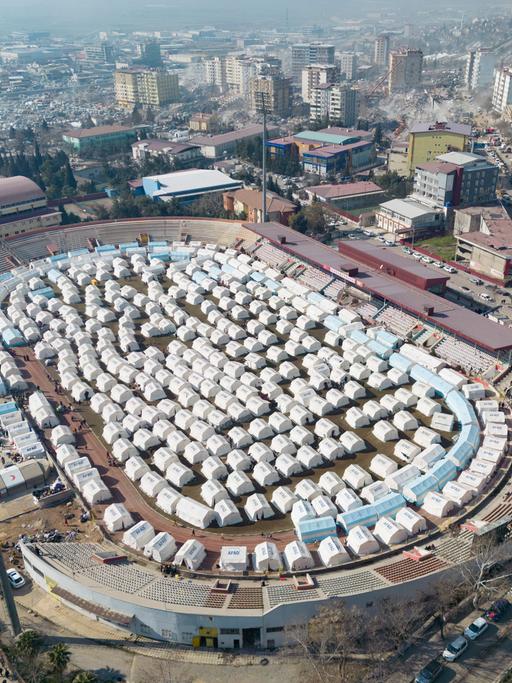 Ein Zeltlager im Innenraum des Fußballstadions in Kahramanmaraş aus der Vogelperspektive.
