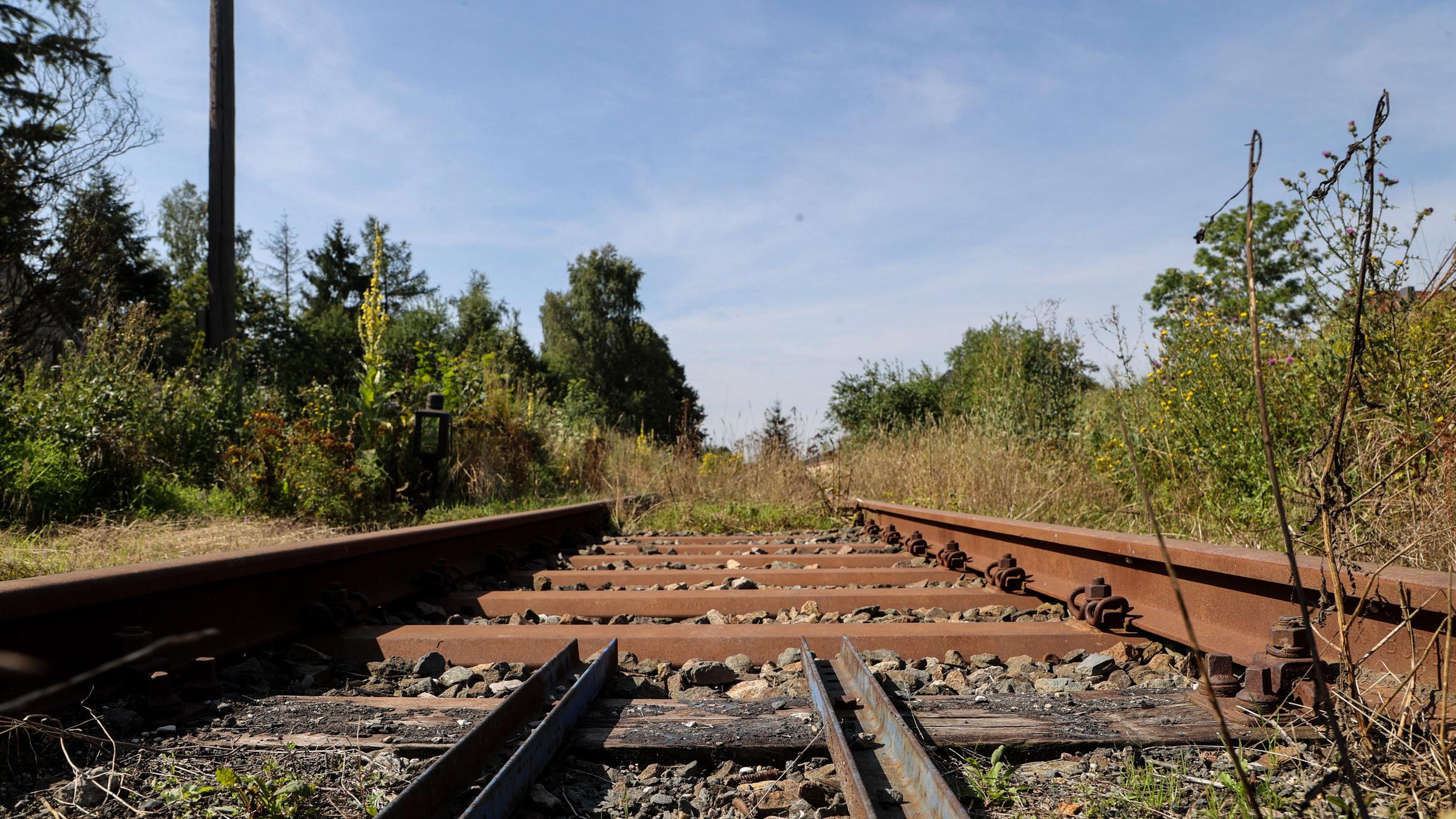 Verwaiste Gleise liegen vor dem Bahnhof. ein früherer Haltepunkt der Höllentalbahn, die seit Jahren stillgelegt ist.