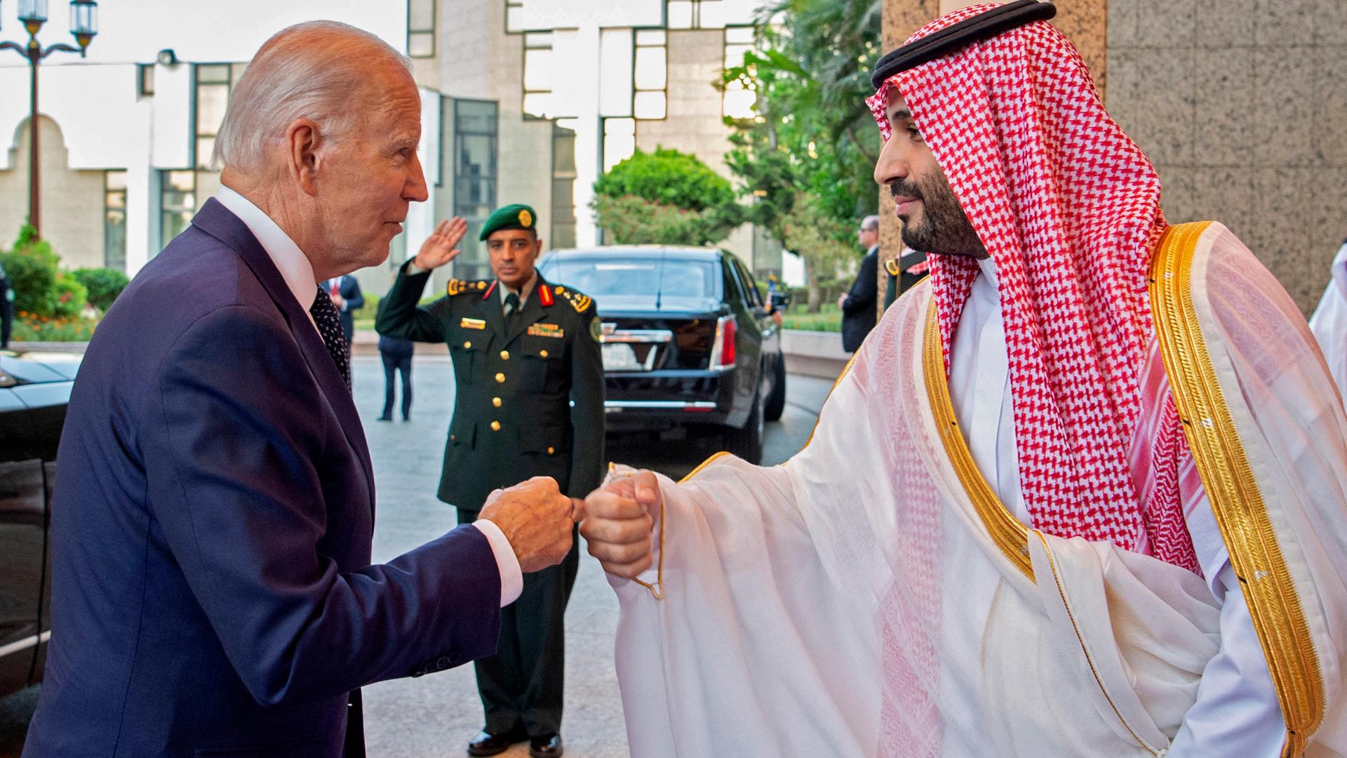 US-Präsident Biden wird von Kronprinz Mohammed bin Salman in Dschidda empfangen. US-Präsident Biden wird von Kronprinz Mohammed bin Salman in Dschidda empfangen.