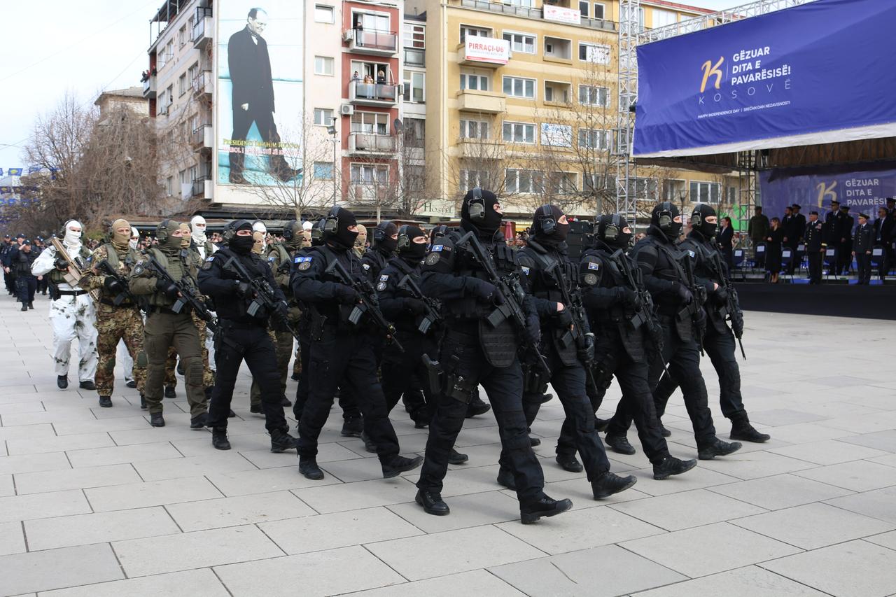 Parade am 17. Februar 2022 anlässlich des 14. Jahrestags der Unabhängigkeitserklärung des Kosovo in der Fußgängerzone von Pristina. Parade am 17. Februar 2022 anlässlich des 14. Jahrestags der Unabhängigkeitserklärung des Kosovo in der Fußgängerzone von Pristina.