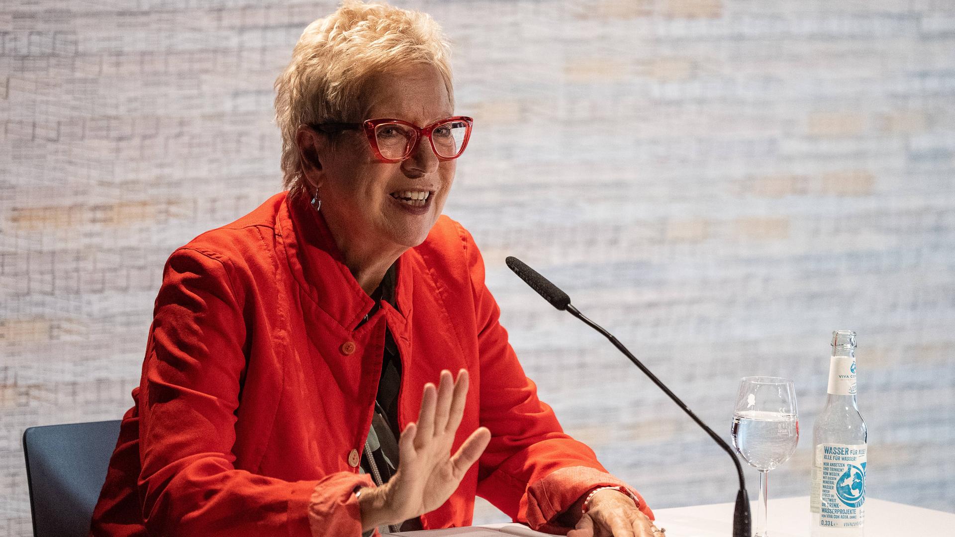 Doris Dörrie, Filmregisseurin, Drehbuchautorin und Schriftstellerin Doris Dörrie liest bei der Eröffnung vom Literaturhaus Göttingen . Doris Dörrie, Filmregisseurin, Drehbuchautorin und Schriftstellerin Doris Dörrie liest bei der Eröffnung vom Literaturhaus Göttingen .