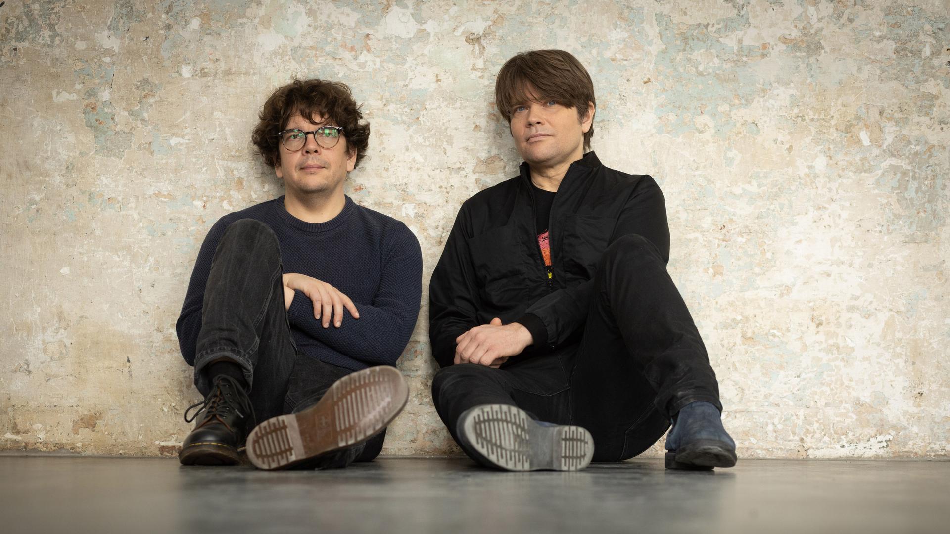 Tocotronic-Bassist Jan Müller (rechts) hat zusammen mit Rasmus Engler seinen ersten Roman verfasst. Tocotronic-Bassist Jan Müller (rechts) hat zusammen mit Rasmus Engler seinen ersten Roman verfasst.