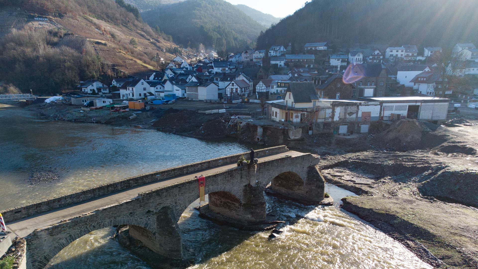 Eine Brücke über einen Fluss. Die Brücke ist eingestürzt und endet abrupt. Eine Brücke über einen Fluss. Die Brücke ist eingestürzt und endet abrupt.