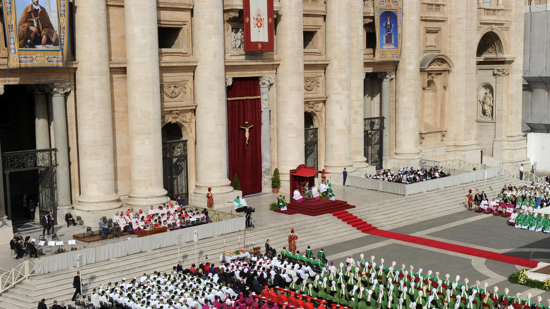 Die Messe zur Erhebung der Hildegard von Bingen zur Kirchenlehrerin ,am 7. Oktober 2012 auf dem Petersplatz in Rom Ihr Bildnis hängt mittig am Petersdom Links davon eine Darstellung des Johannes Avila, der ebenfalls zum Kirchenlehrer erklärt wurde. Die Messe zur Erhebung der Hildegard von Bingen zur Kirchenlehrerin ,am 7. Oktober 2012 auf dem Petersplatz in Rom Ihr Bildnis hängt mittig am Petersdom Links davon eine Darstellung des Johannes Avila, der ebenfalls zum Kirchenlehrer erklärt wurde.