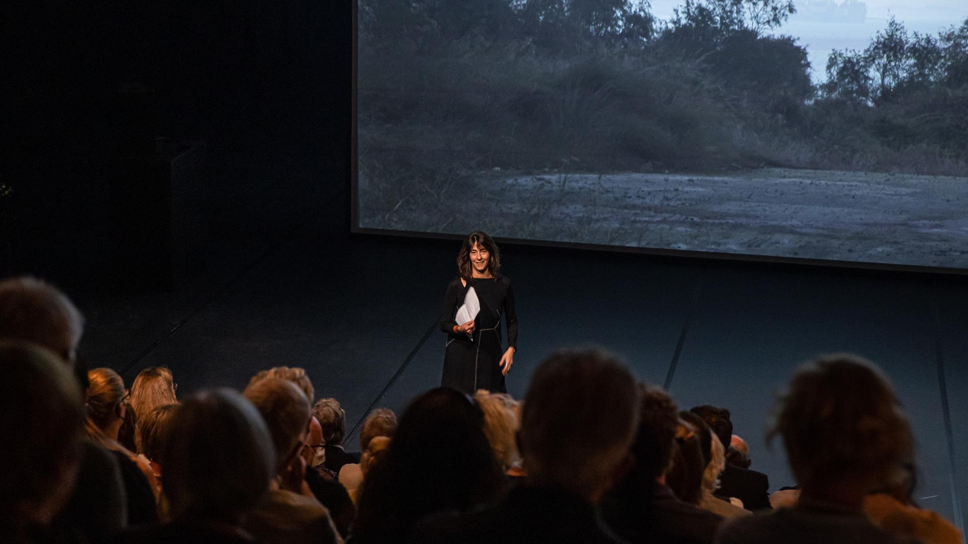 Christiane Jatahy bei der Aufführung von "The Lingering Now" bei den Kunstfestspielen Herrenhausen. Christiane Jatahy bei der Aufführung von "The Lingering Now" bei den Kunstfestspielen Herrenhausen.