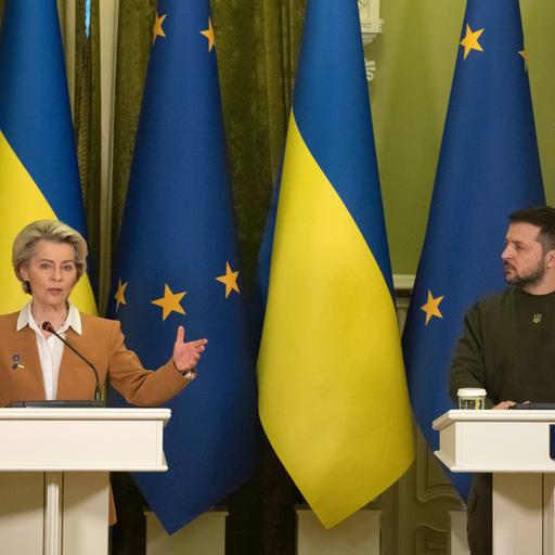 Kiew: Wolodymyr Selenskyj (r), Präsident der Ukraine, und Ursula von der Leyen, Präsidentin der Europäischen Kommission, sprechen mit Journalisten.