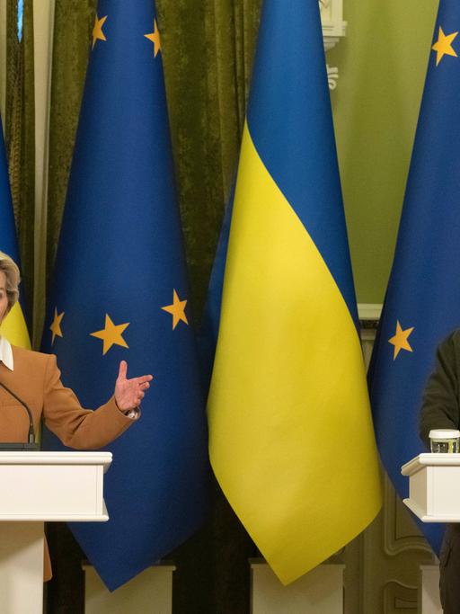 Kiew: Wolodymyr Selenskyj (r), Präsident der Ukraine, und Ursula von der Leyen, Präsidentin der Europäischen Kommission, sprechen mit Journalisten.