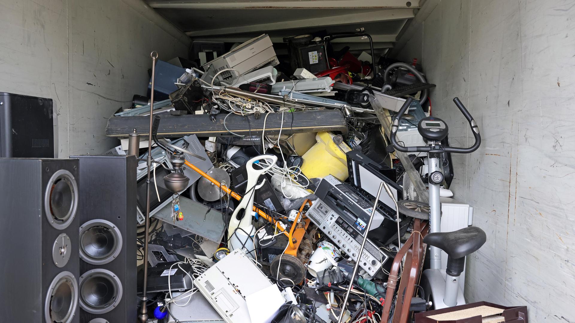 Elektroschrott türmt sich auf einem Werkstoffhof. 