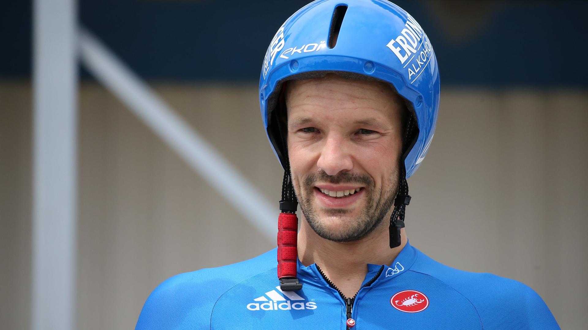 Patrick Lange lächelt mit Helm und Trikot Patrick Lange lächelt mit Helm und Trikot