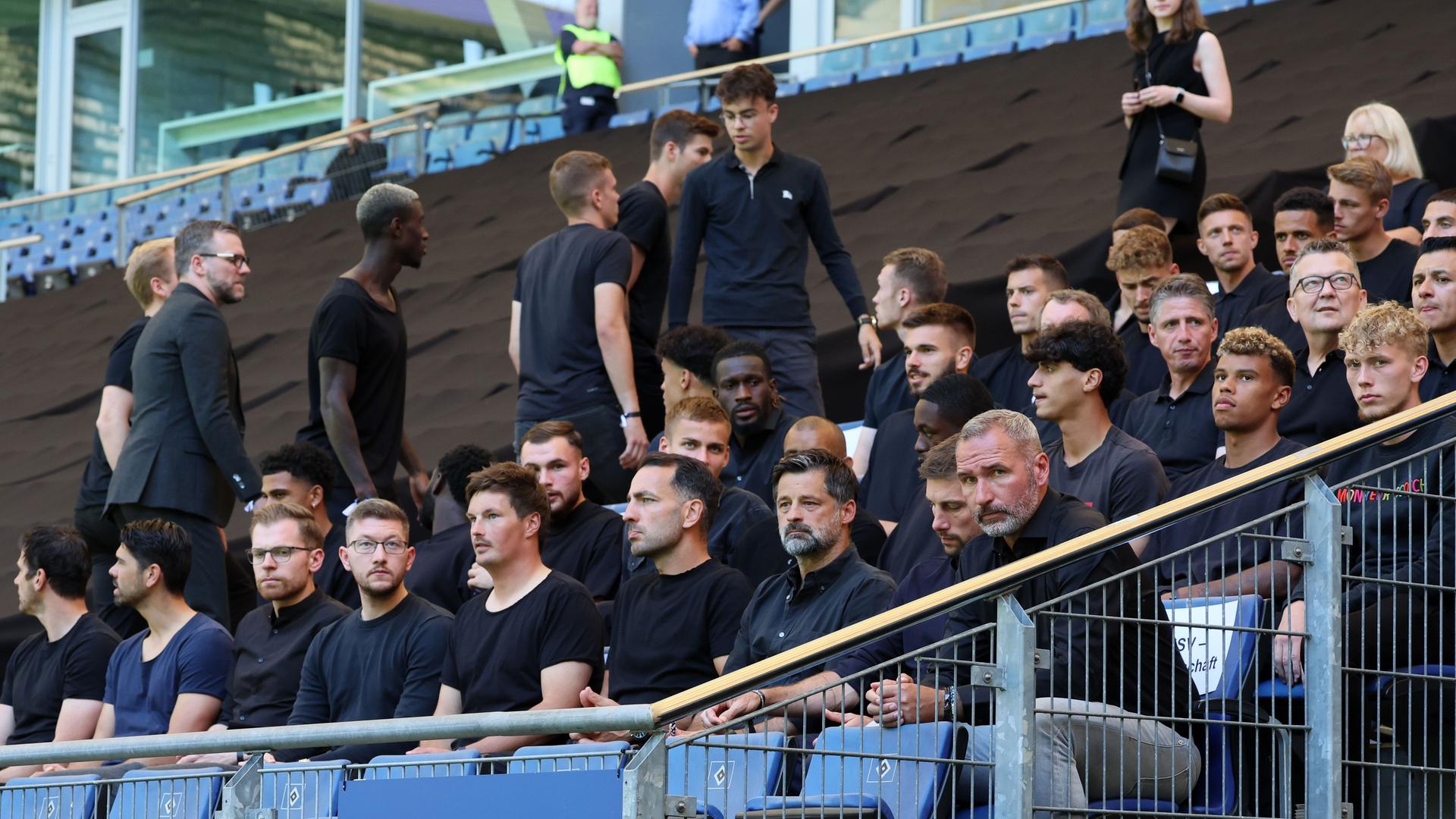 HSV-Trainer Tim Walter sitzt mit der Mannschaft bei der Trauerfeier auf der Tribüne. HSV-Trainer Tim Walter sitzt mit der Mannschaft bei der Trauerfeier auf der Tribüne.