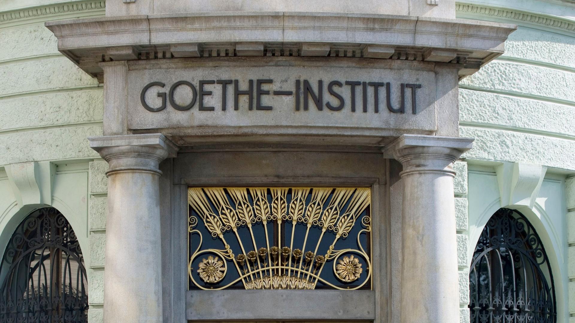 Die Jugendstil Fassade vom Goethe-Institut in Prag. Die Jugendstil Fassade vom Goethe-Institut in Prag.