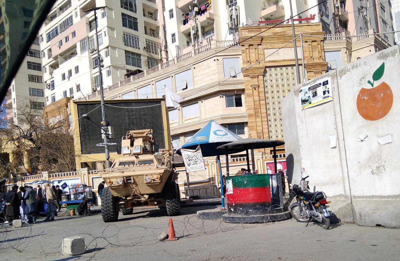 Eine Strassenszene in Afghanistan mit Panzer neben dem Verkauf von Getränken. Eine Strassenszene in Afghanistan mit Panzer neben dem Verkauf von Getränken.