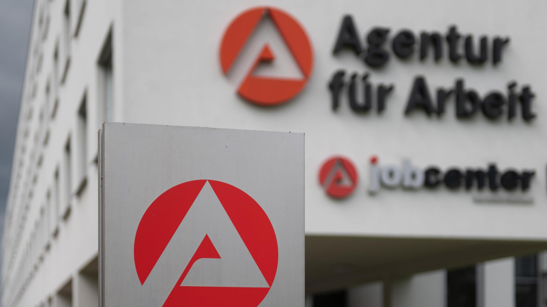 Das Logo der Agentur für Arbeit ist vor dem Gebäudekomplex der Behörde in Sangerhausen zu sehen.