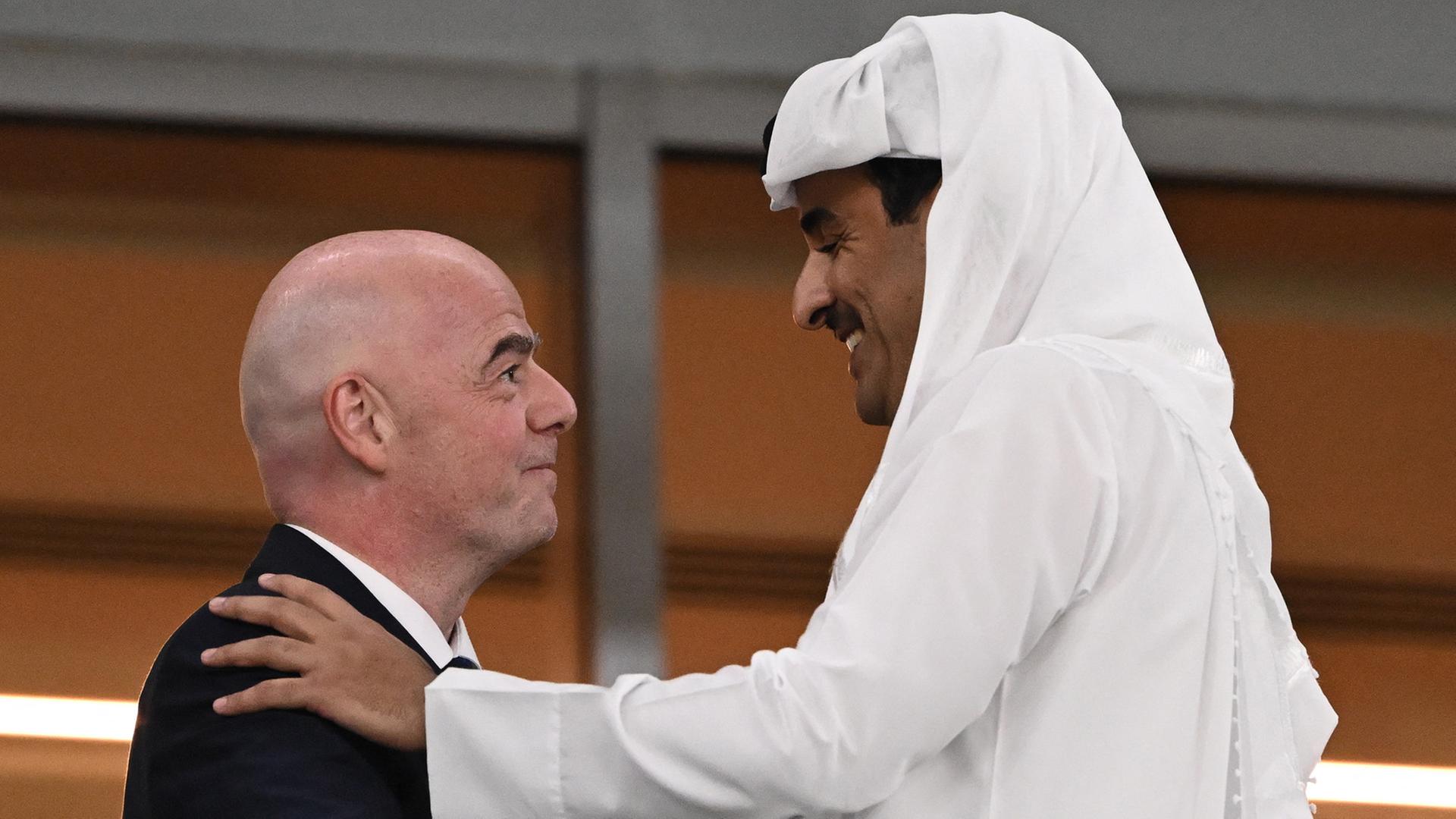 FIFA-Präsident Gianni Infantino bei der WM in Katar mit Emir Sheikh Tamim bin Hamad al-Thani. FIFA-Präsident Gianni Infantino bei der WM in Katar mit Emir Sheikh Tamim bin Hamad al-Thani.