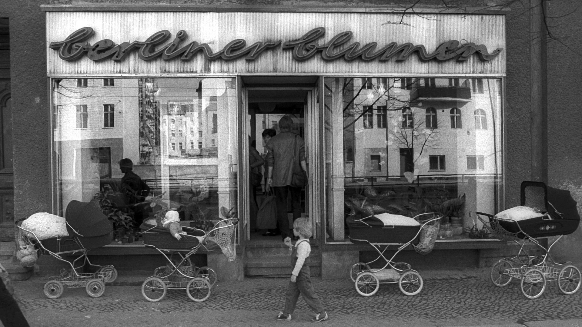 Kinderwägen vor einem Blumenladen im Ost-Berliner Stadtbezirk Mitte, 1985. Kinderwägen vor einem Blumenladen im Ost-Berliner Stadtbezirk Mitte, 1985.