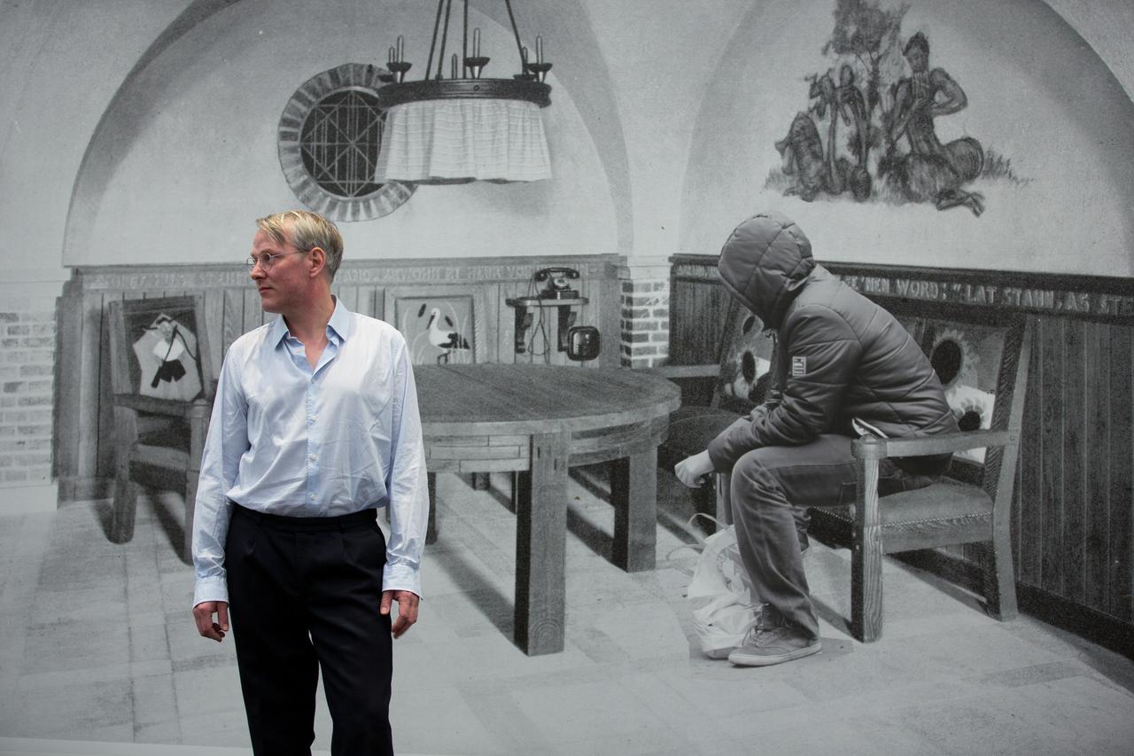 Der Künstler Jens Ullrich steht in der Kunsthalle in Hamburg vor seiner Arbeit "Refugees In A State Apartment"