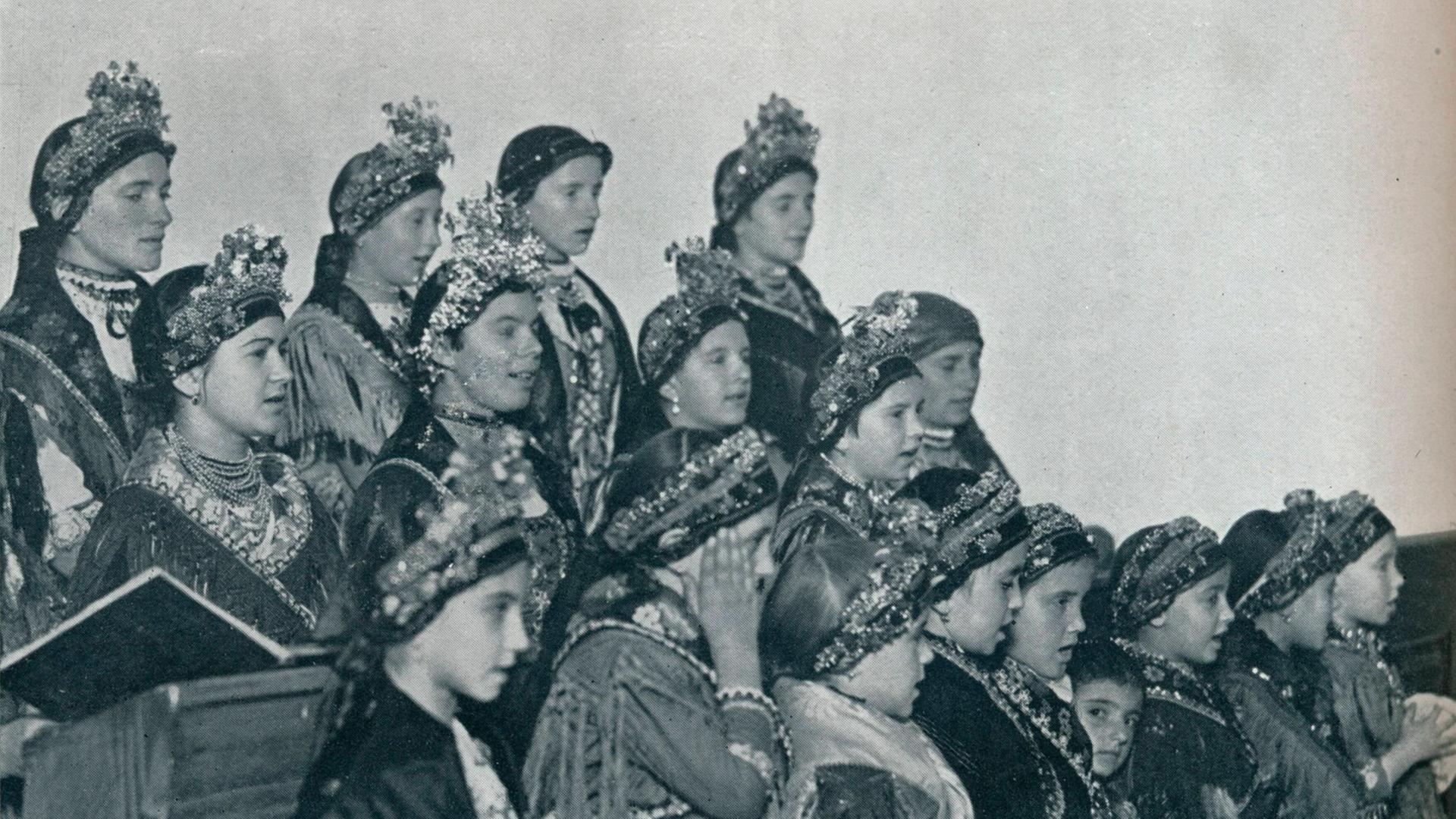 Eine historische Fotografie zeigt ungarische Mädchen, die 1932 in ihren Trachten einen Chor bilden. Eine historische Fotografie zeigt ungarische Mädchen, die 1932 in ihren Trachten einen Chor bilden.