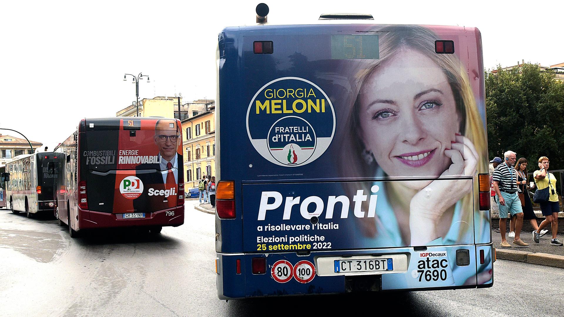 Ein Bus mit dem Konterfei Giorgia Melonis auf der Rückseite fährt über die Straßen Roms. Ein Bus mit dem Konterfei Giorgia Melonis auf der Rückseite fährt über die Straßen Roms.