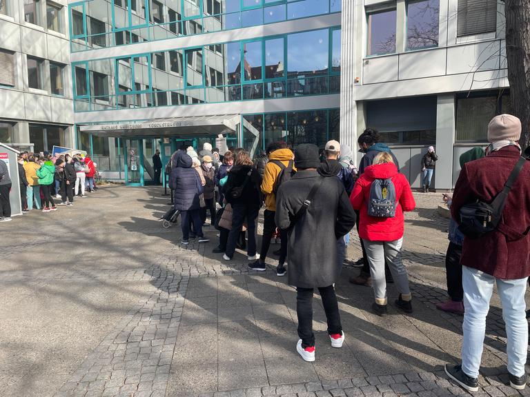Dicht an dicht stehen Flüchtlinge aus der Ukraine vor dem Bezirksamt Friedrichshain-Kreuzberg, um sich dort registrieren zu lassen. Die Registrierung ist eine Bedingung für den Bezug von Hilfsleistungen wie Hartz IV.