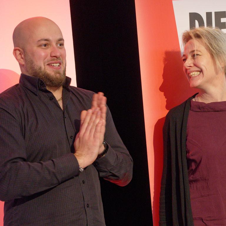 Jules El-Khatib und Carolin Butterwegge bei der Delegiertenversammlung 