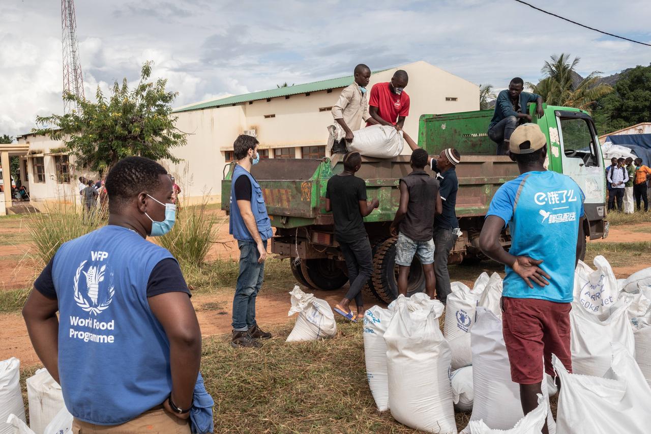 In Mosambik helfen Organisationen wie das Welternährungsprogramm (WFP) bei der Versorgung der vertriebenen Menschen mit Nahrungsmitteln In Mosambik helfen Organisationen wie das Welternährungsprogramm (WFP) bei der Versorgung der vertriebenen Menschen mit Nahrungsmitteln