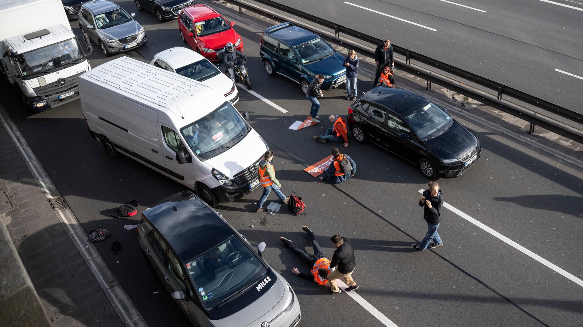 Berlin - Klimaaktivisten Blockieren Straßen