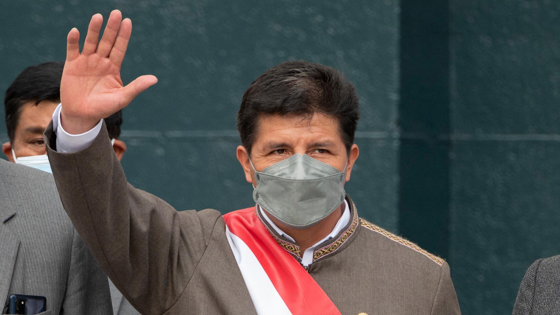 Südamerika - Machtkampf in Peru: Abgesetzter Präsident Castillo festgenommen - bisherige Vizepräsidentin vereidigt