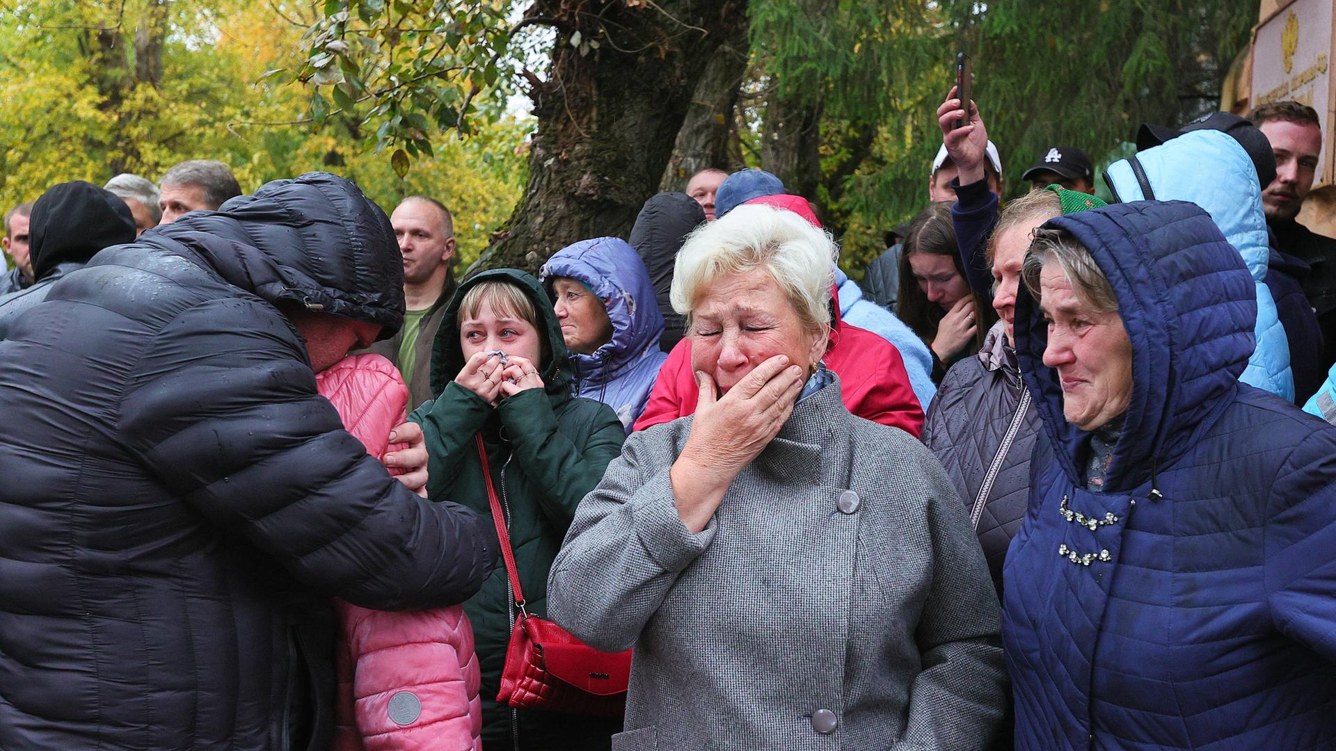 Angehörige verabschieden sich unter Tränen von Männern, die aufgrund der von Russlands Präsident Wladimir Putin angeordneten Teilmobilmachung zur Armee eingezogen werden. Angehörige verabschieden sich unter Tränen von Männern, die aufgrund der von Russlands Präsident Wladimir Putin angeordneten Teilmobilmachung zur Armee eingezogen werden.