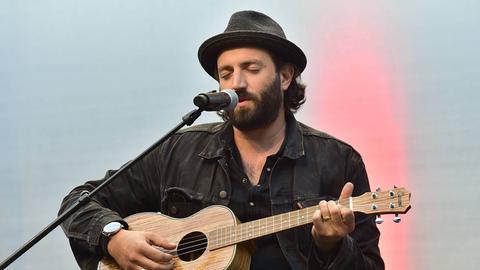 Daniel Kahn spielt auf einer kleinen Gitarre live "My Jewish Soundtrack" im Sommergarten in Berlin am 29.07.2021. 