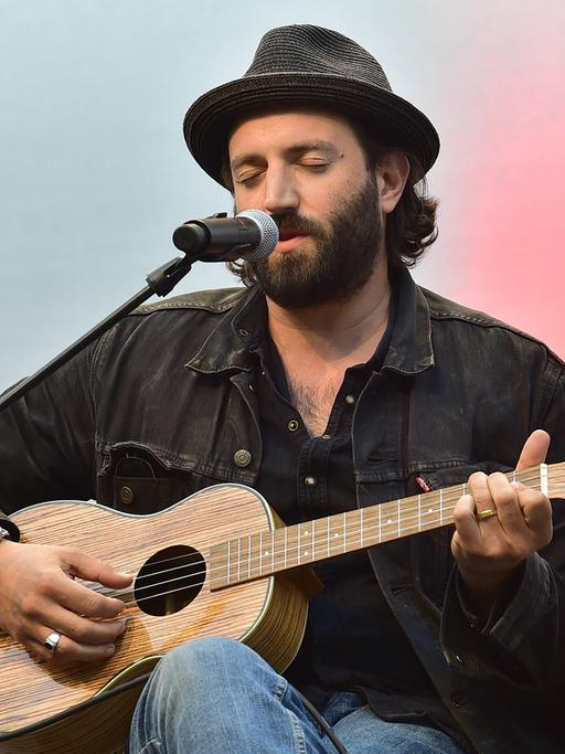 Daniel Kahn spielt auf einer kleinen Gitarre live "My Jewish Soundtrack" im Sommergarten in Berlin am 29.07.2021. 