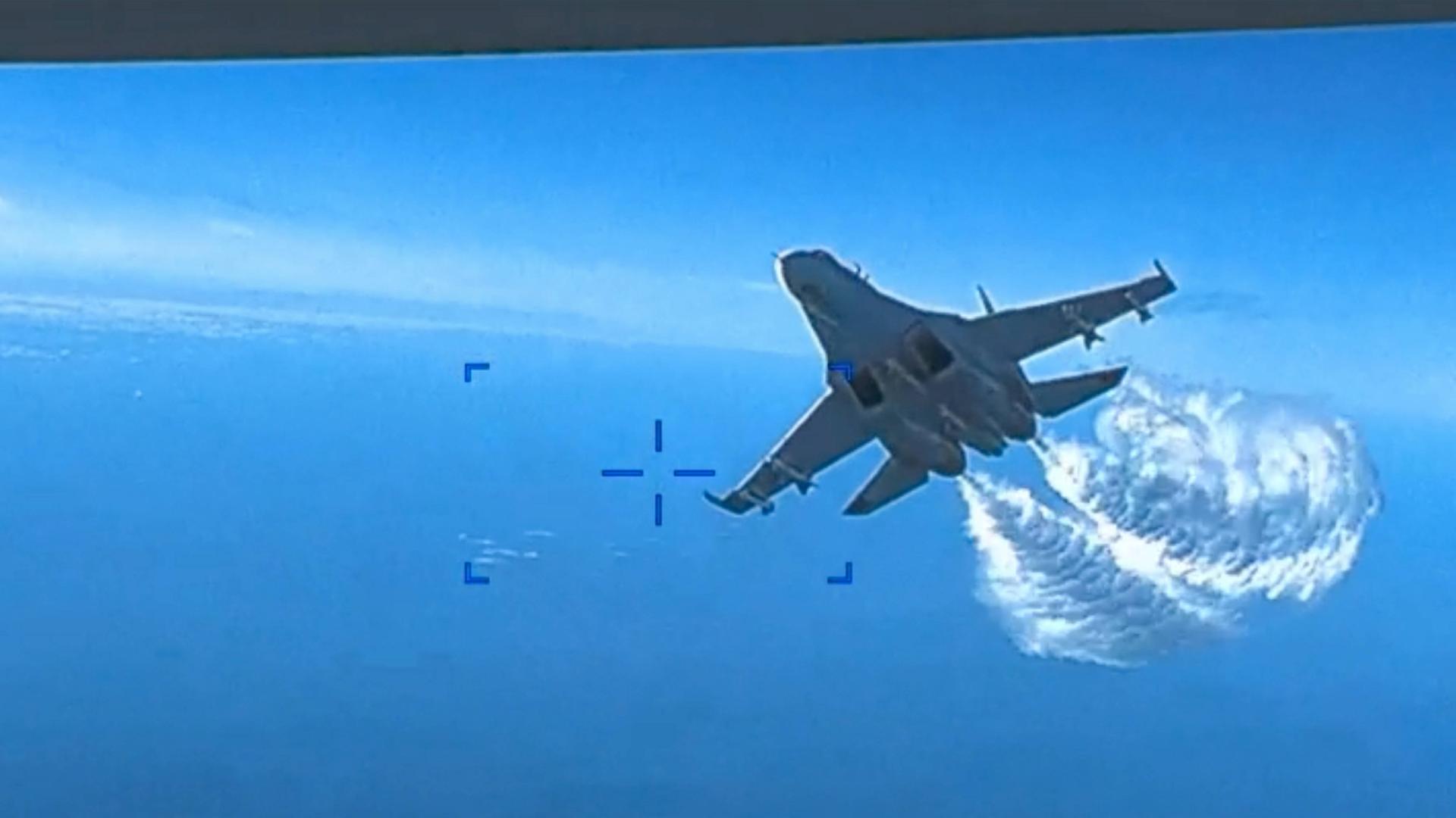 Aufnahme aus einer US-Drohne, auf der man sieht, wie sich ein russischer Kampfjet vom Typ Su-27 nähert. Aufnahme aus einer US-Drohne, auf der man sieht, wie sich ein russischer Kampfjet vom Typ Su-27 nähert.