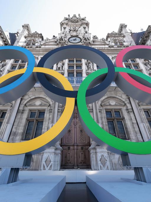 Olympische Ringe zu den Sommerspielen 2024 vor dem Hotel de Ville, dem Rathaus von Paris. 