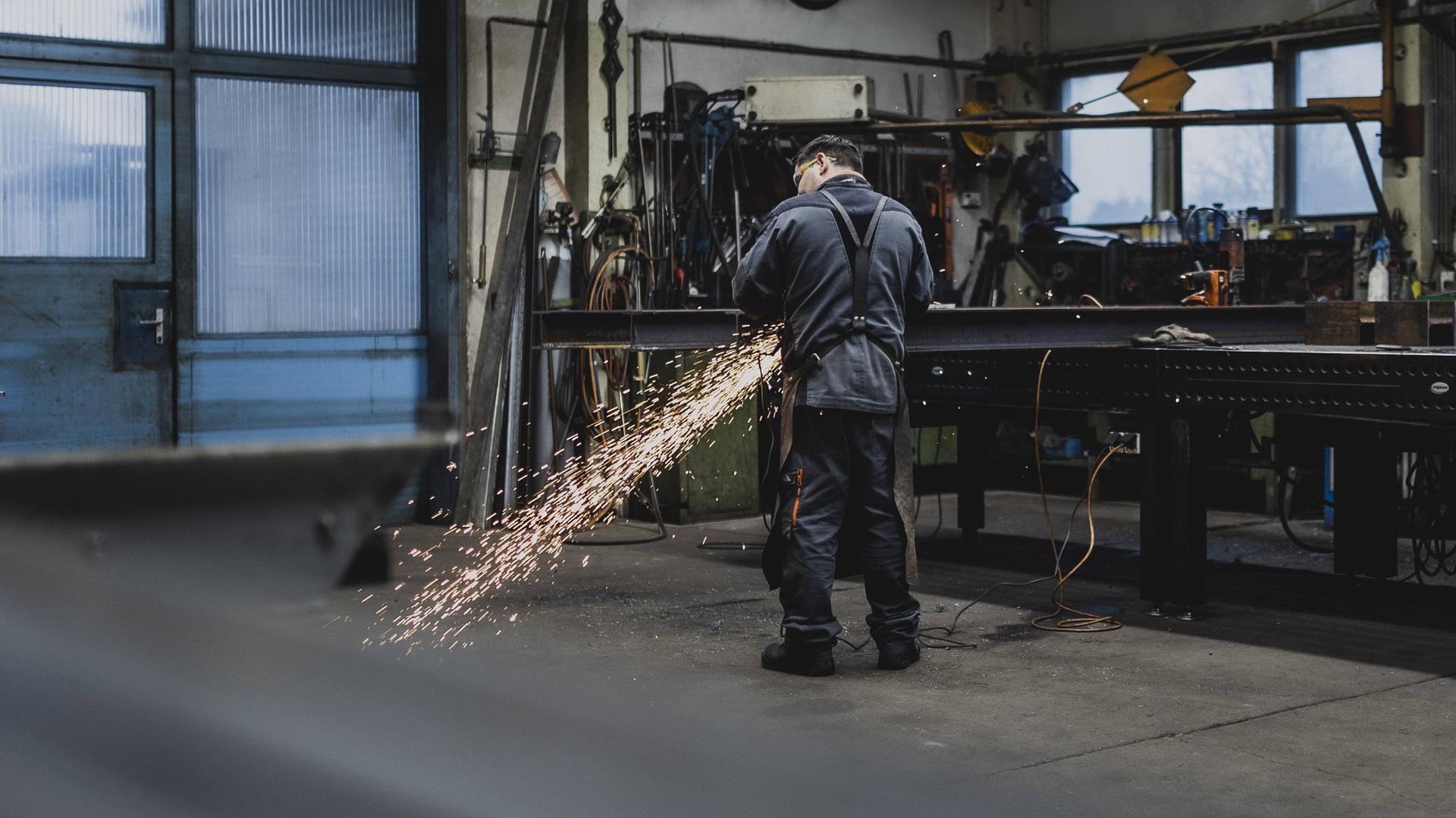 Ein Metallbauer bei der Arbeit in einer Schmiede im sächsischen Klitten, aufgenommen am 14.04.2023