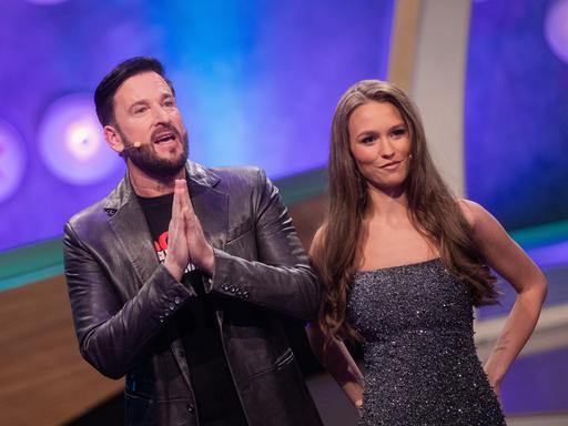 Michael Wendler, Sänger, und seine Freundin Laura Müller begrüÃen vor der Live-Show "Pocher vs. Wendler - Schluss mit lustig!" bei RTL die Gäste. Die beiden Kontrahenten hatten sich zuvor einen wochenlangen Beef in den sozialen Medien geliefert.