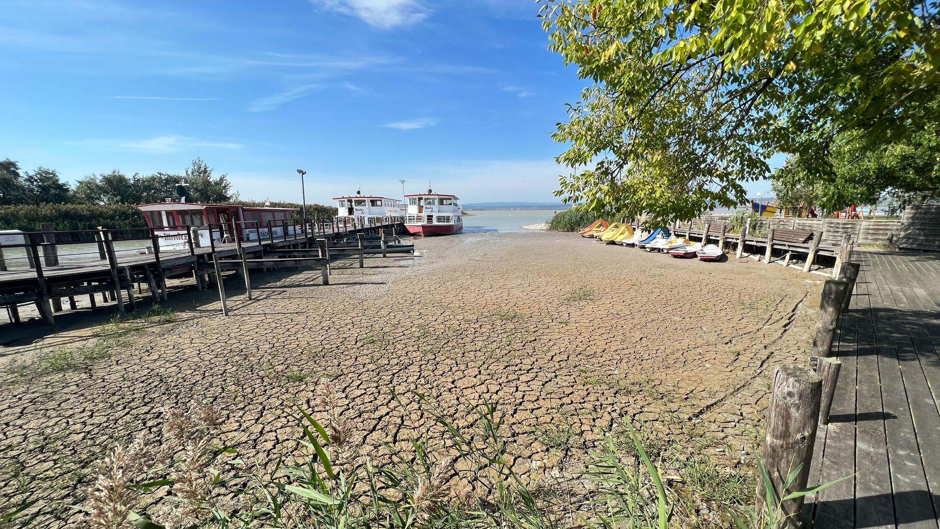 Ausgetrockneter Neusiedlersee. Schiffe liegen auf dem Seeboden auf. Ausgetrockneter Neusiedlersee. Schiffe liegen auf dem Seeboden auf.