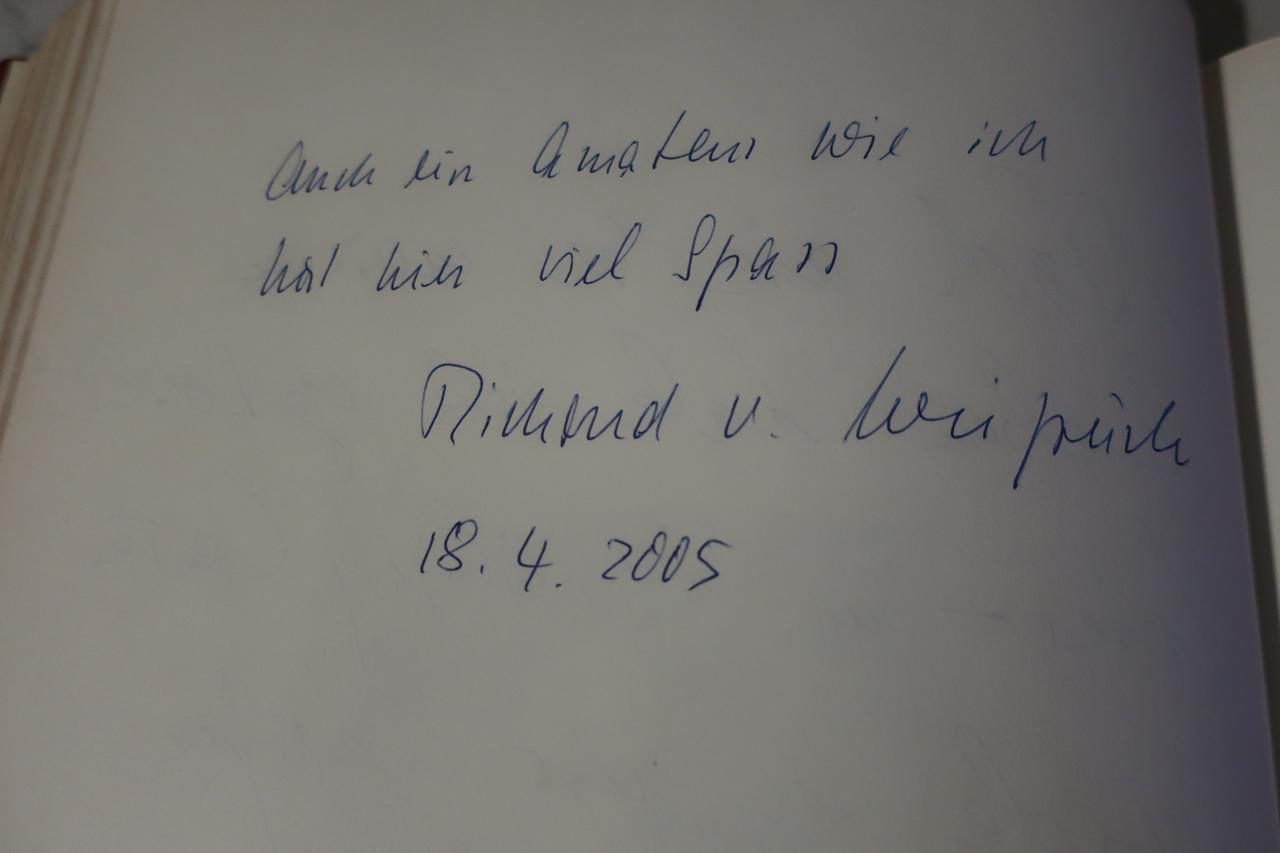 Eine Buchseite mit der Aufschrift "Auch ein Amateur wie ich hat hier viel Spaß. Richard von Weizsäcker, 2005" Eine Buchseite mit der Aufschrift "Auch ein Amateur wie ich hat hier viel Spaß. Richard von Weizsäcker, 2005"
