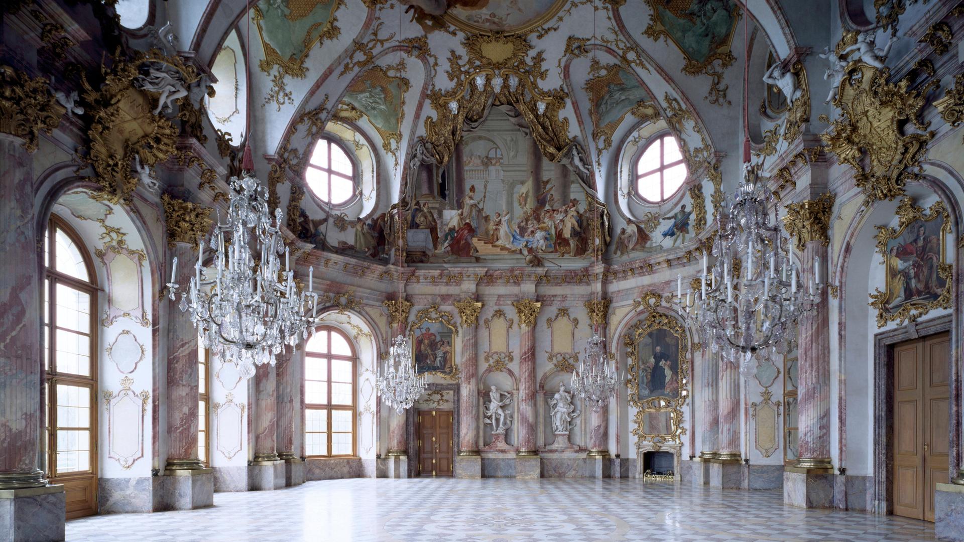 Blick in den barocken Kaisersaal der Residenz von Würzburg, der mit hohen Fenstern und reichem Stuckschmuck punktet. Blick in den barocken Kaisersaal der Residenz von Würzburg, der mit hohen Fenstern und reichem Stuckschmuck punktet.