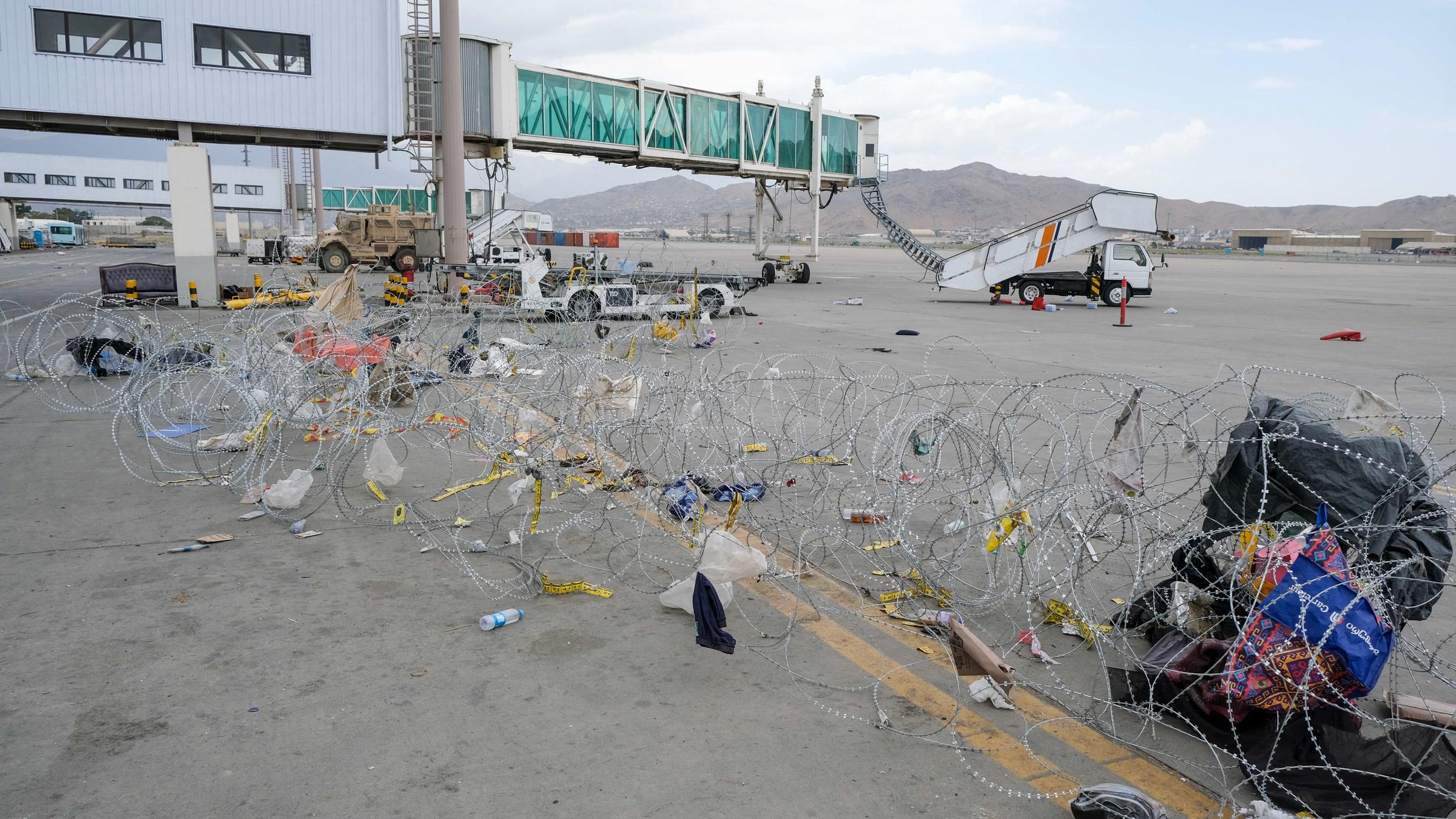 Der Flughafen in Kabul, Afghanistan. Gepäckstücke und Müll hängen in den Stacheldrahtzäunen, die die Taliban gezogen haben. 31. August 2021. 