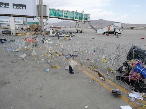Der Flughafen in Kabul, Afghanistan. Gepäckstücke und Müll hängen in Stacheldrahtzäunen, die die Taliban gezogen haben.