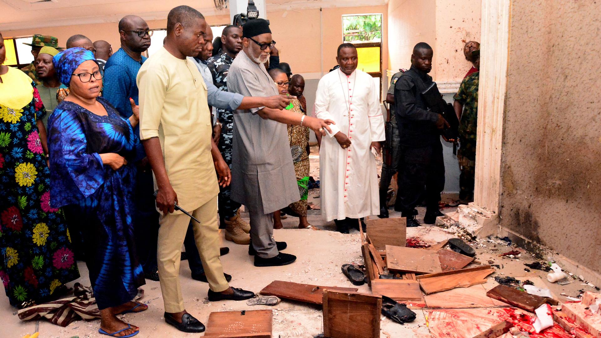 Das Foto zeigt Menschen in der Kirche, wo der Überfall war. Auch der Geouverneur des nigerianischen Bundes-Staates Ondo ist dabei. Das Foto zeigt Menschen in der Kirche, wo der Überfall war. Auch der Geouverneur des nigerianischen Bundes-Staates Ondo ist dabei.